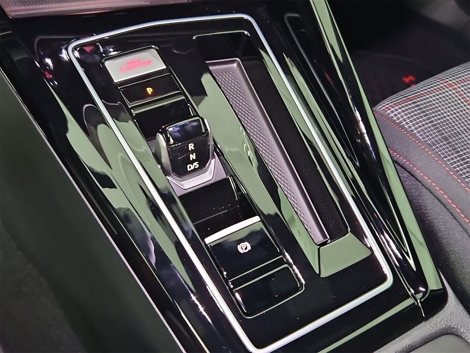 Thumbnail: 2025 Volkswagen Golf - 32