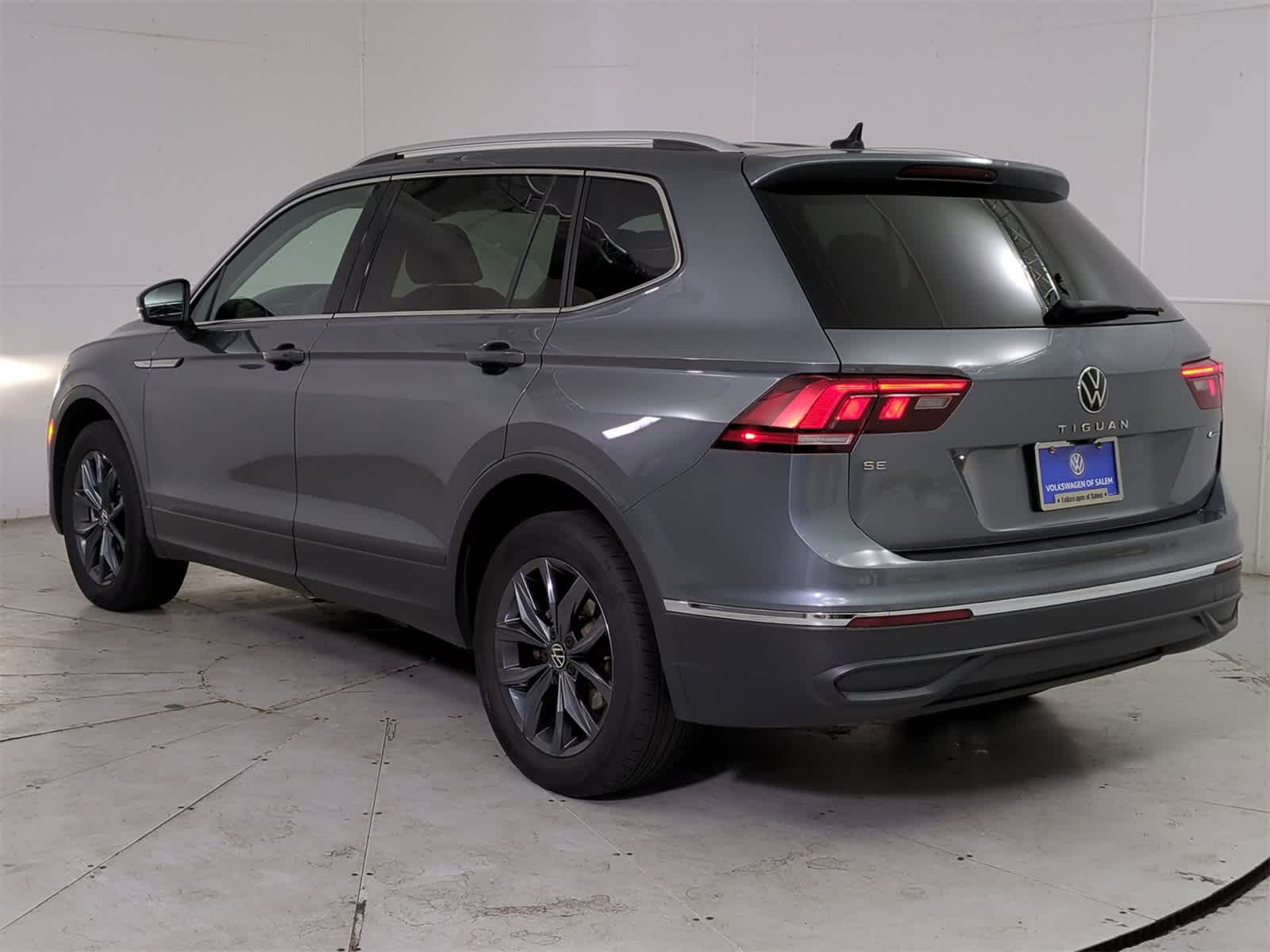 2022 Volkswagen Tiguan SE photo 2