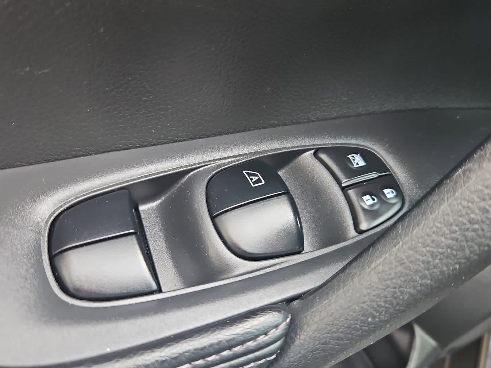 Thumbnail: 2016 Nissan Rogue - 15