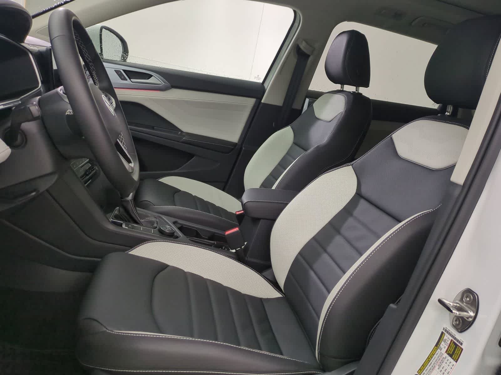 Thumbnail: 2025 Volkswagen Taos - 15