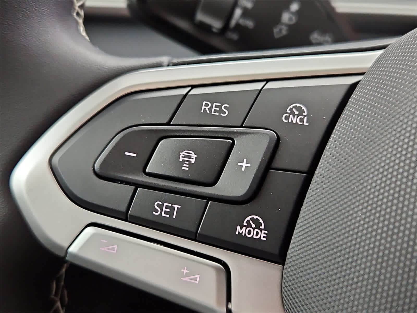 Thumbnail: 2025 Volkswagen Tiguan - 25