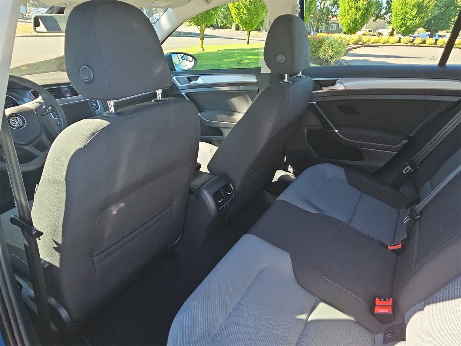 Thumbnail: 2016 Volkswagen e-Golf - 18
