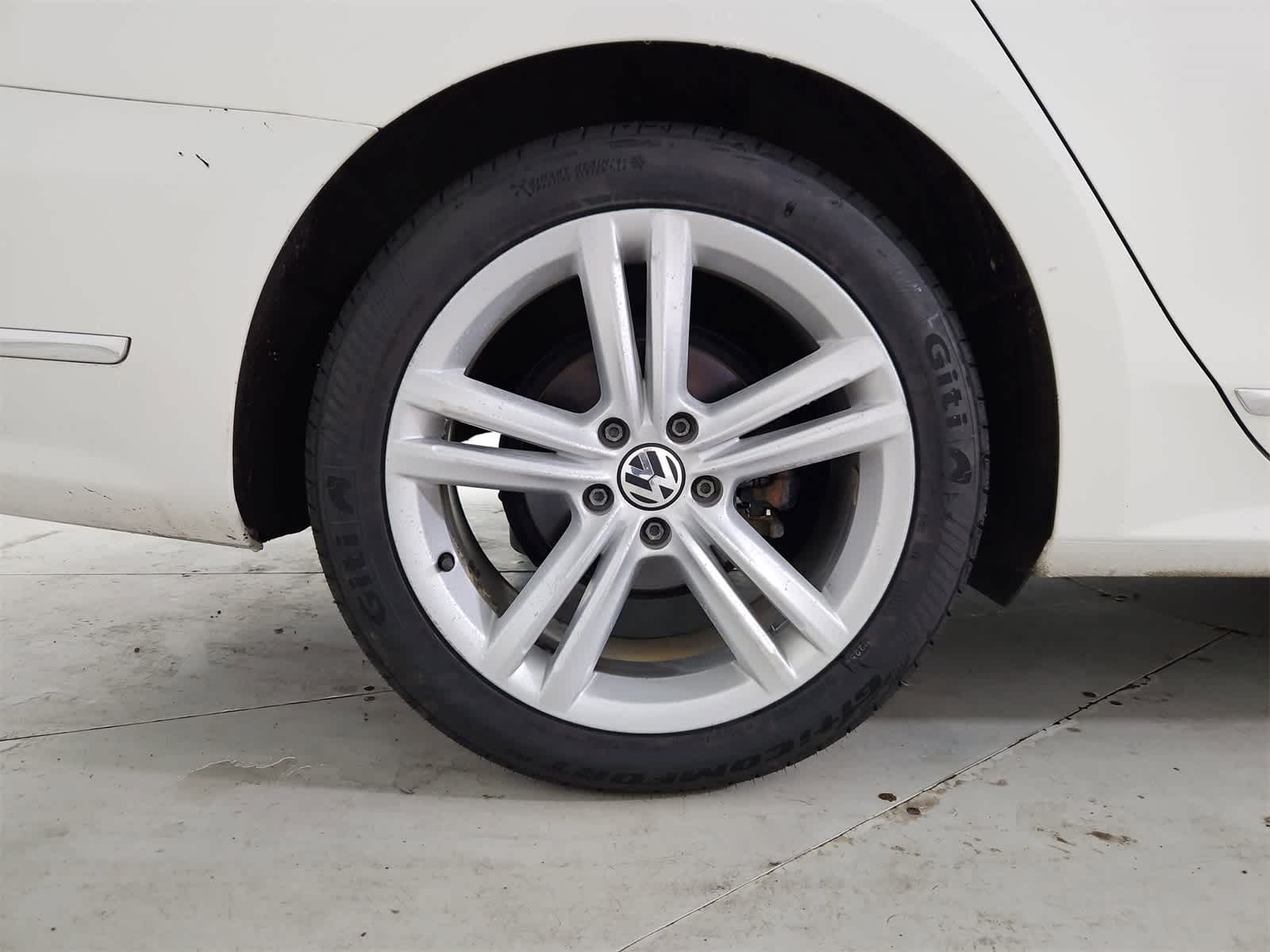 Thumbnail: 2013 Volkswagen Passat - 13