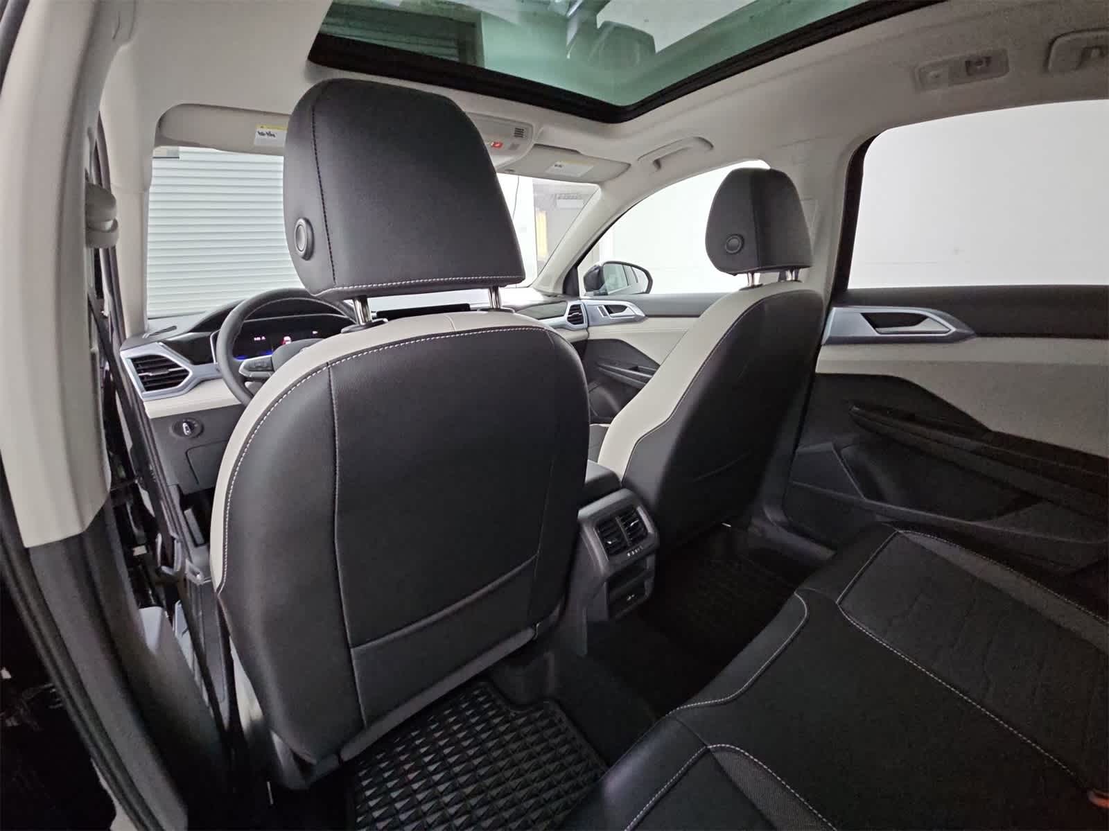 Thumbnail: 2025 Volkswagen Taos - 17