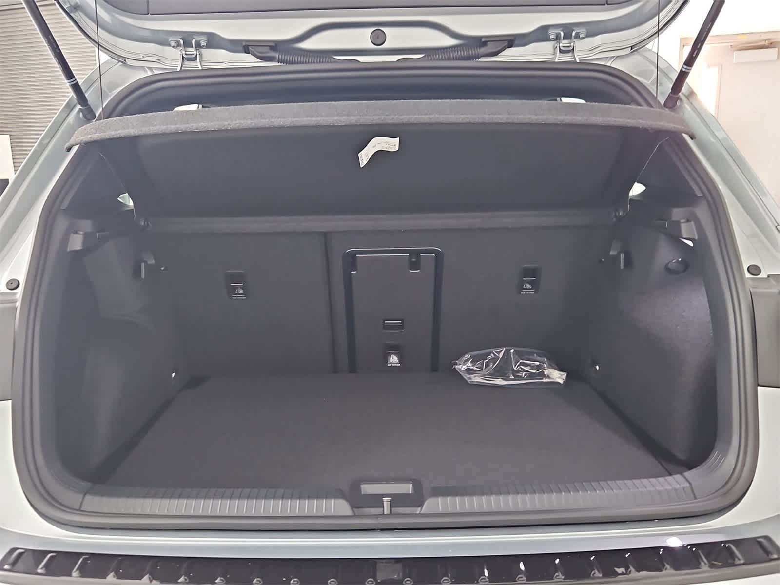 Thumbnail: 2025 Volkswagen Golf - 34