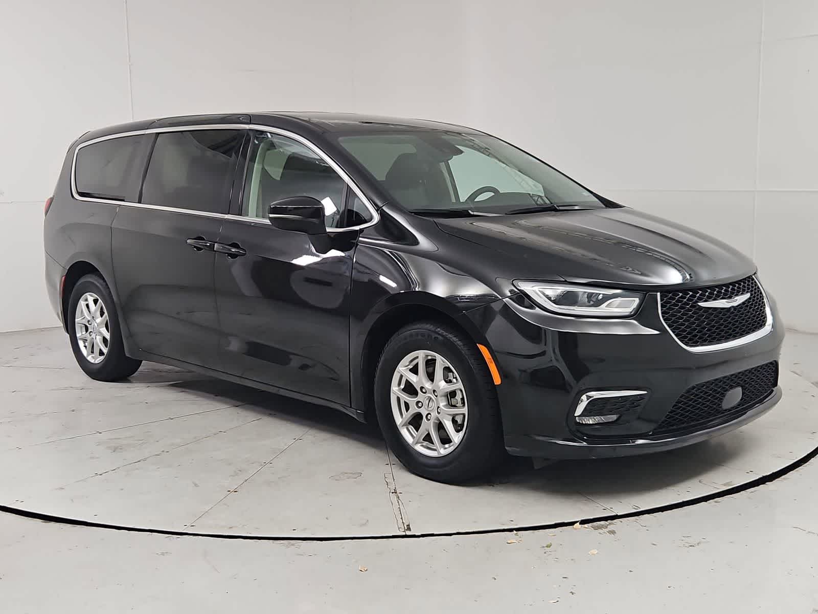 Thumbnail: 2023 Chrysler Pacifica - 8