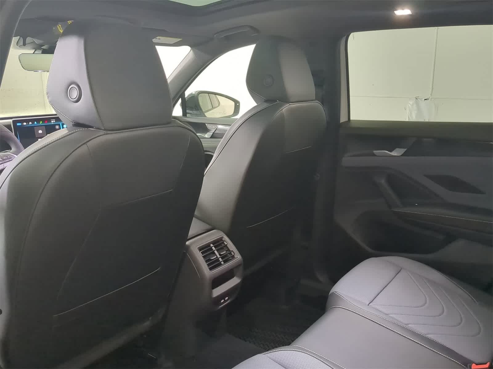 Thumbnail: 2025 Volkswagen Tiguan - 18