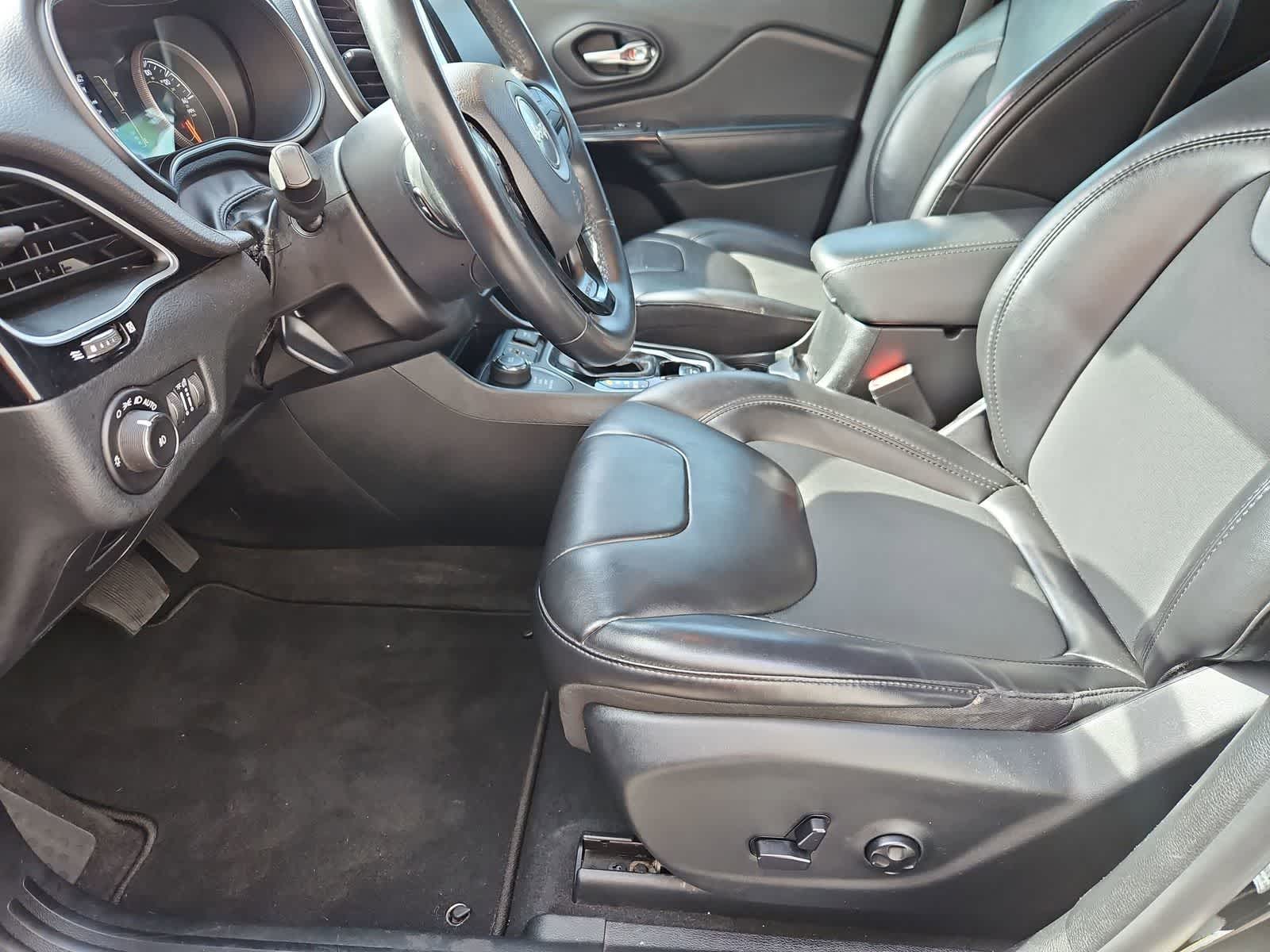 Thumbnail: 2019 Jeep Cherokee - 16