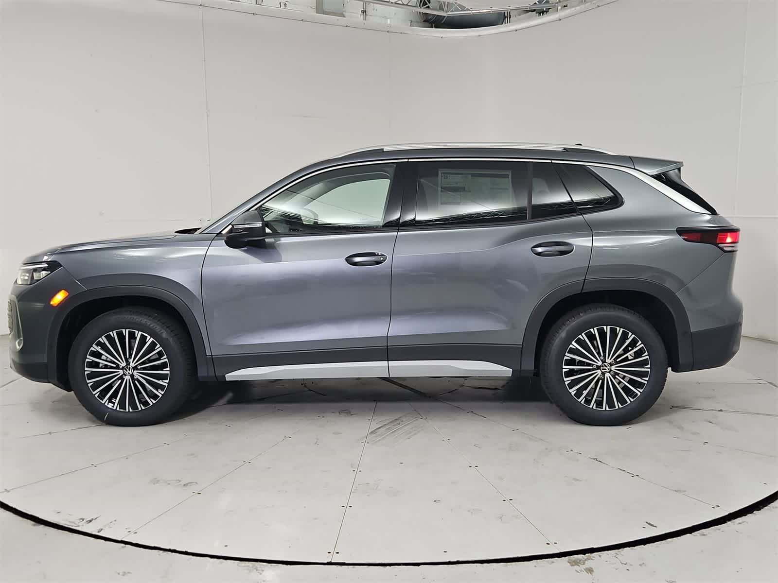 Thumbnail: 2025 Volkswagen Tiguan - 3