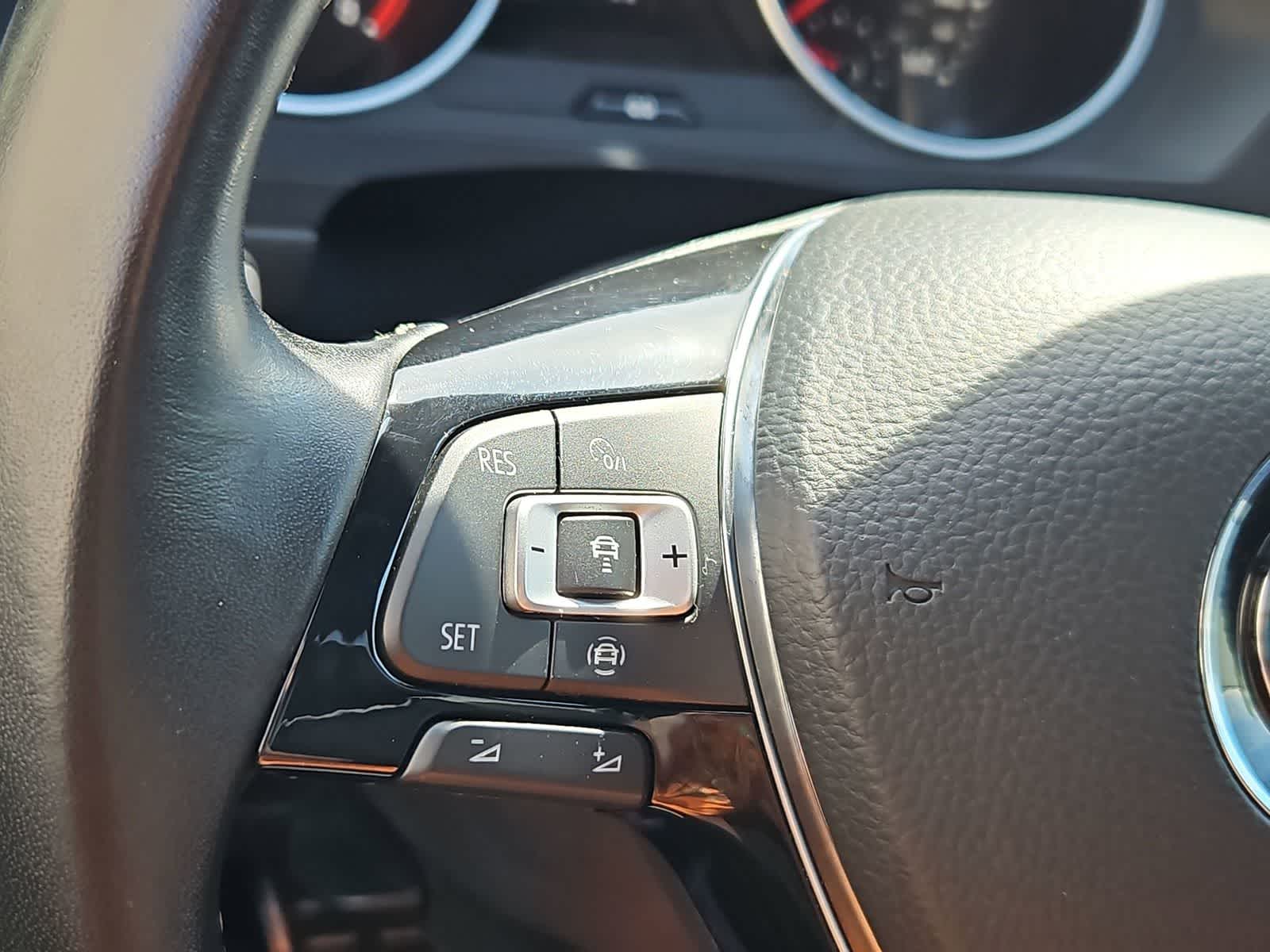 Thumbnail: 2021 Volkswagen Tiguan - 24