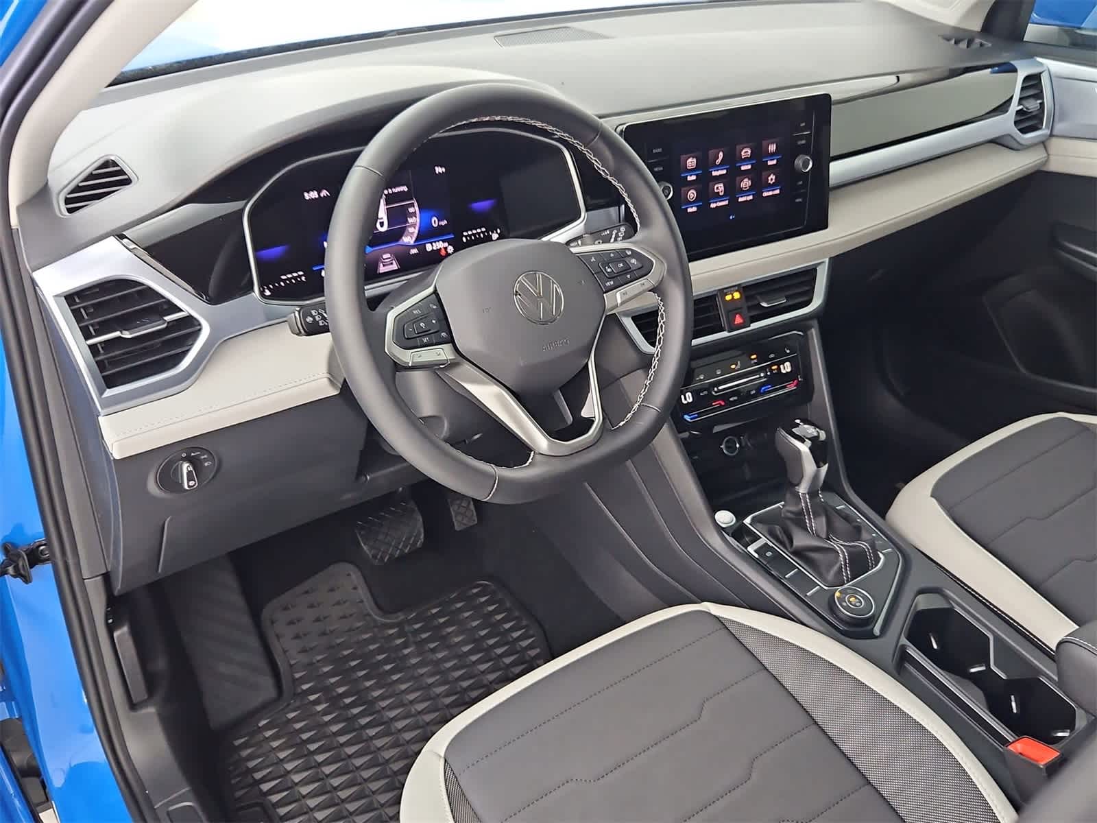 2025 Volkswagen Taos SE photo 2