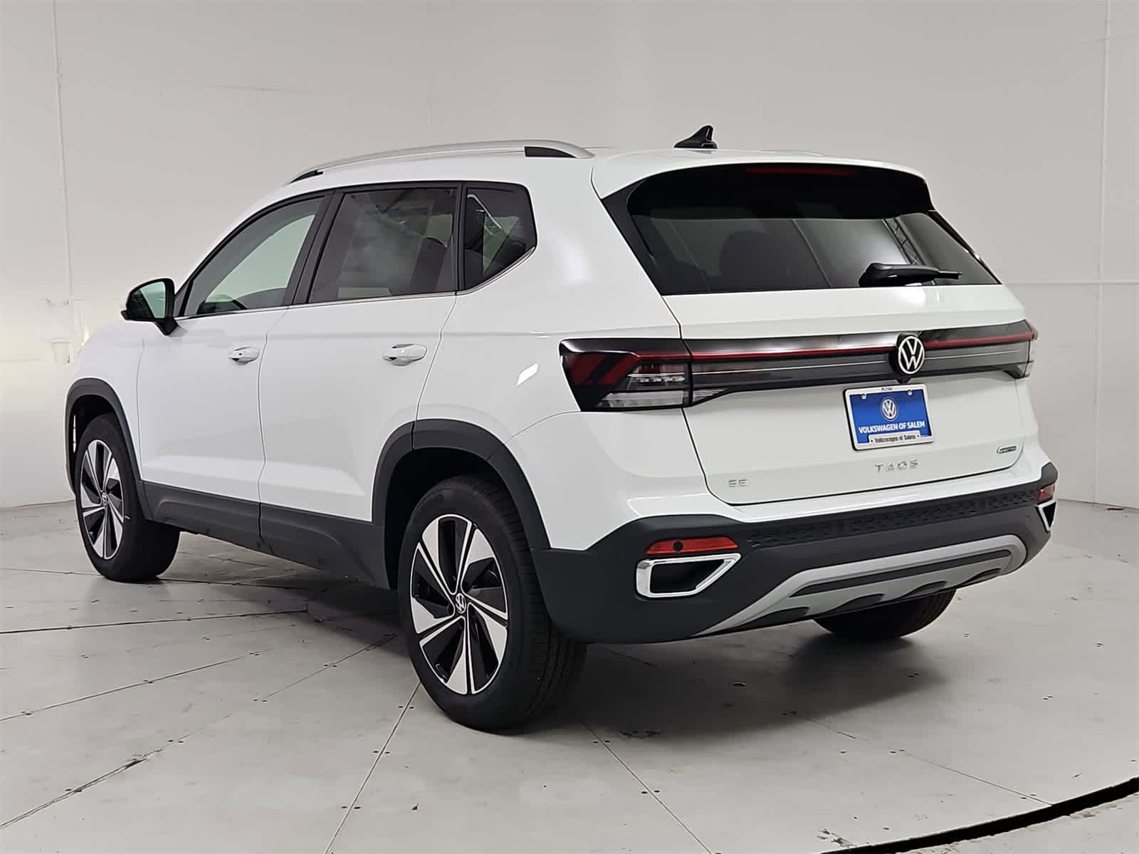 2025 Volkswagen Taos SE photo 4