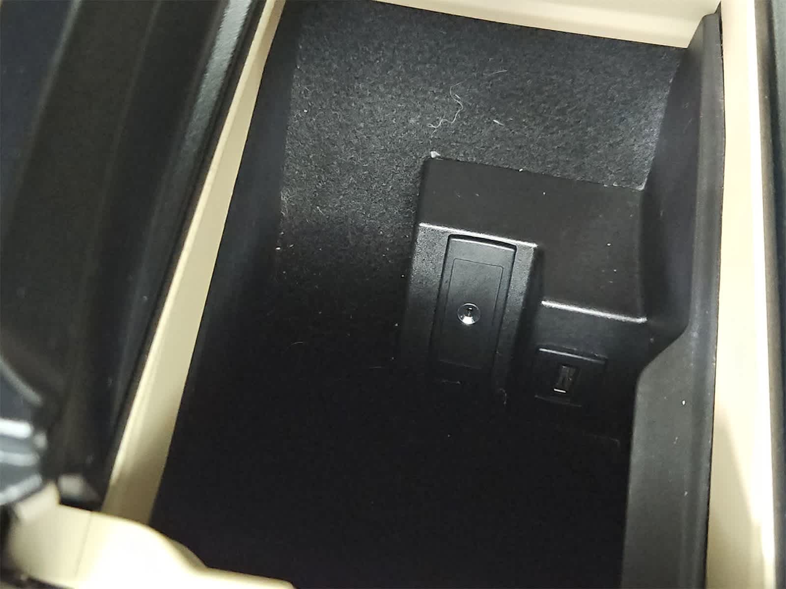 Thumbnail: 2013 Mercedes-Benz C-Class - 33