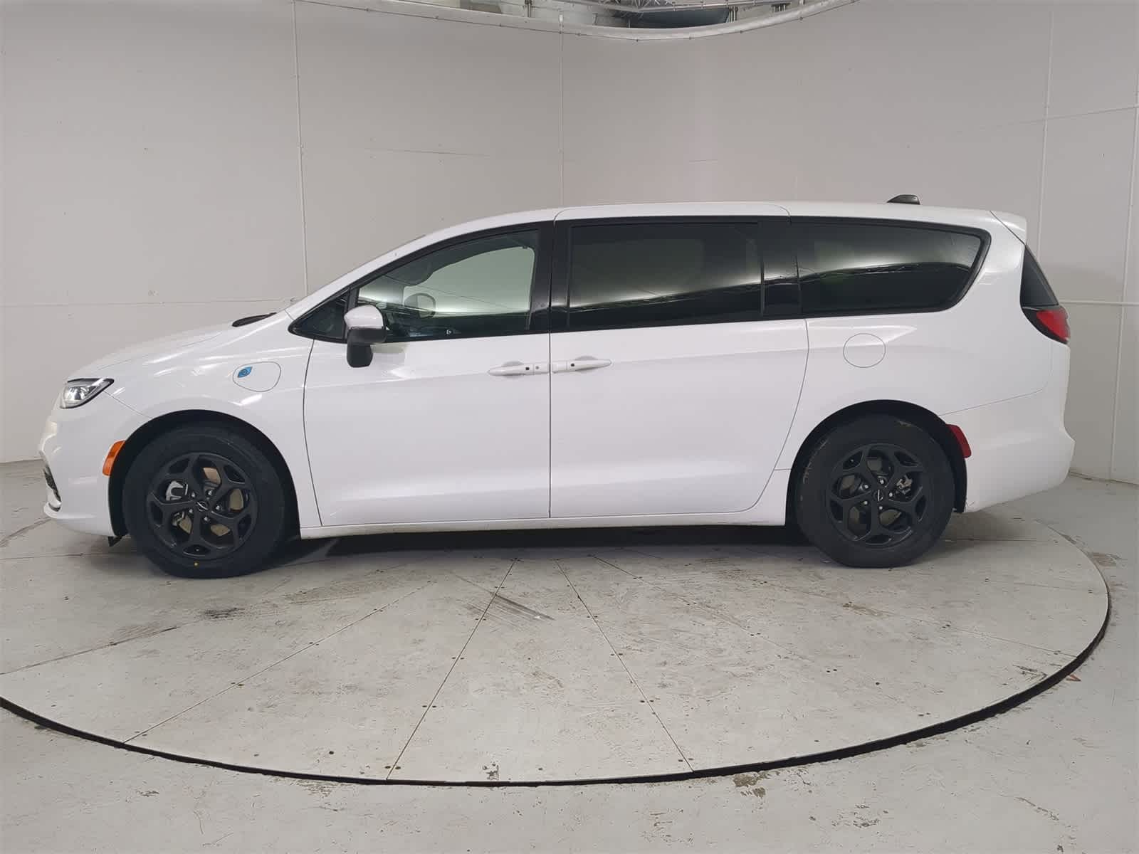 Thumbnail: 2023 Chrysler Pacifica - 3