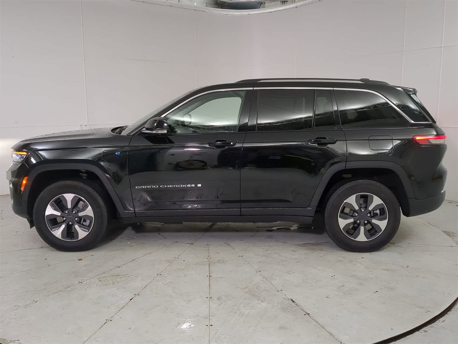 Thumbnail: 2023 Jeep Grand Cherokee - 3