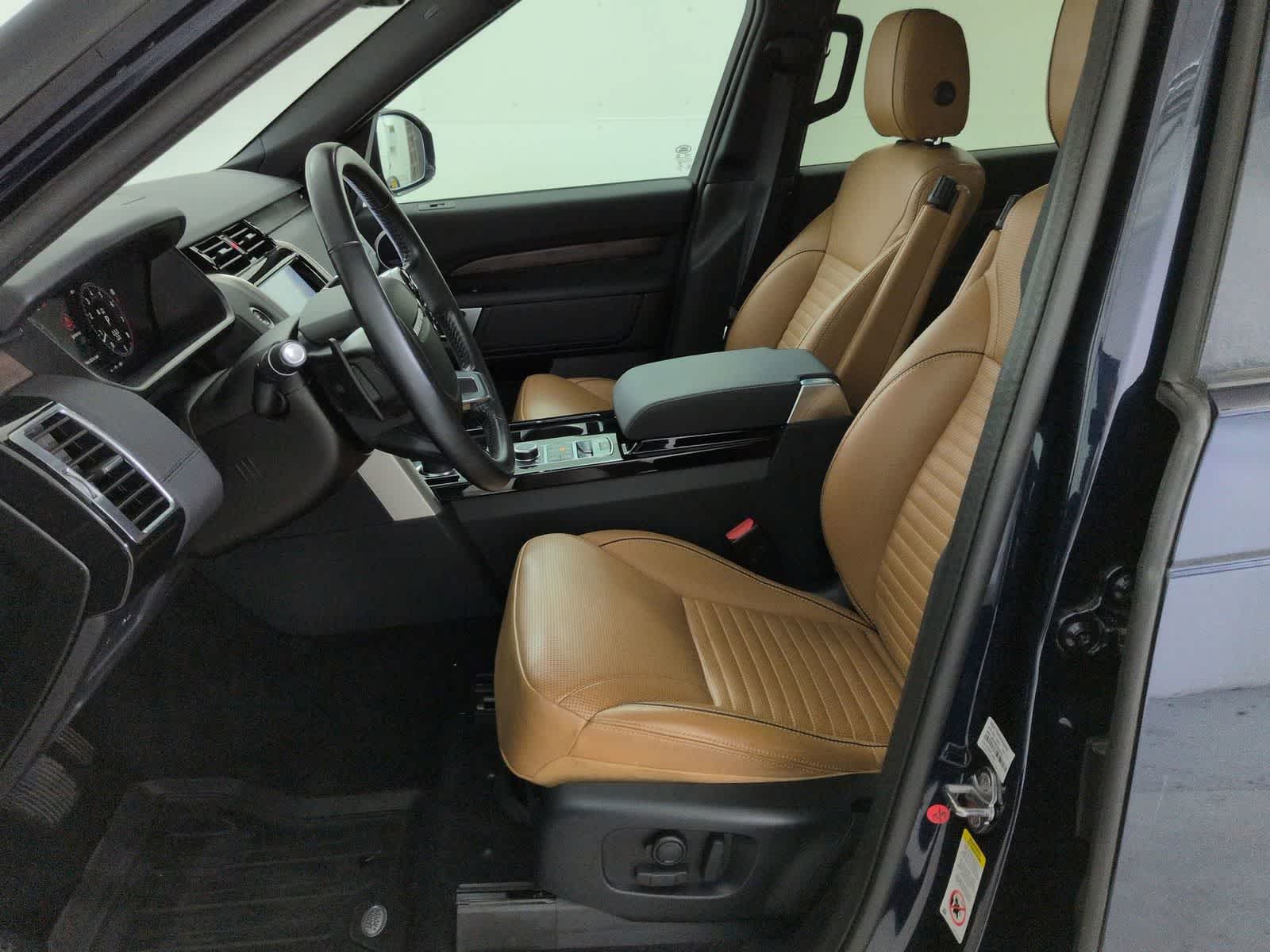 Thumbnail: 2020 Land Rover Discovery - 15