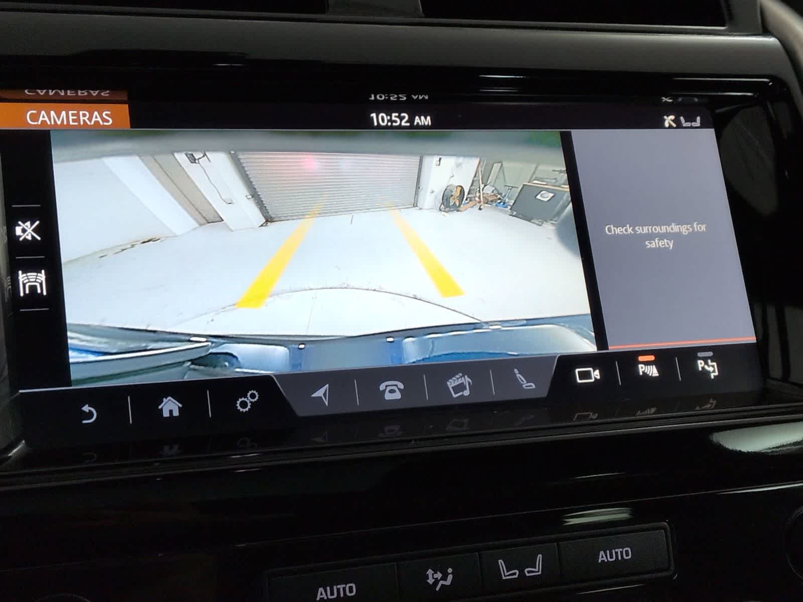 Thumbnail: 2020 Land Rover Discovery - 30