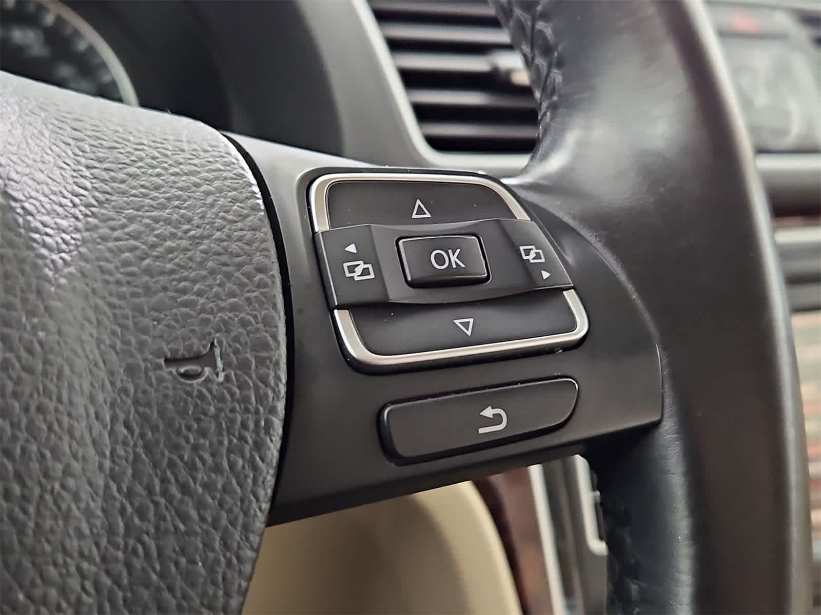 Thumbnail: 2013 Volkswagen Passat - 26