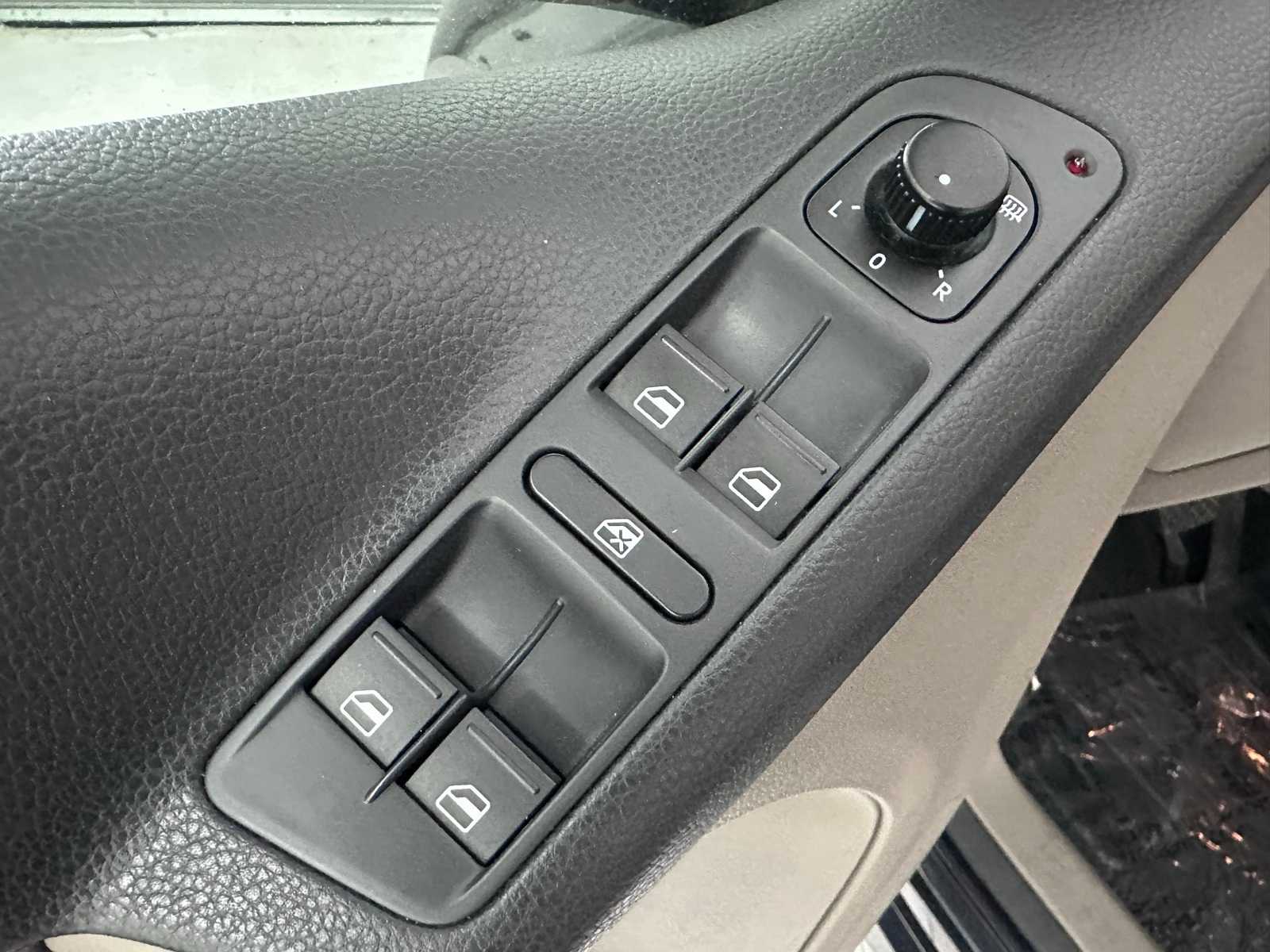 Thumbnail: 2011 Volkswagen Tiguan - 15
