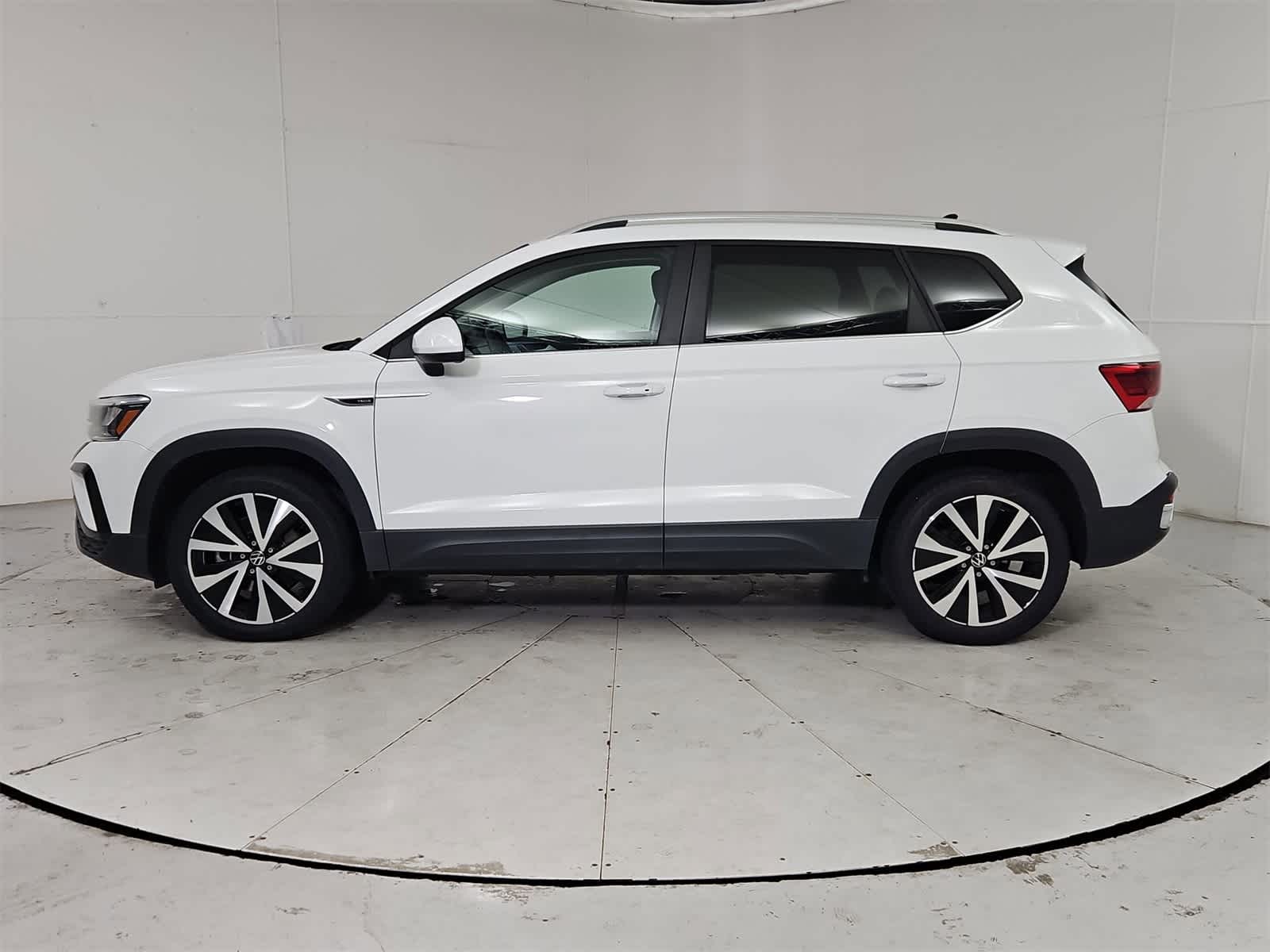 2022 Volkswagen Taos SE photo 3