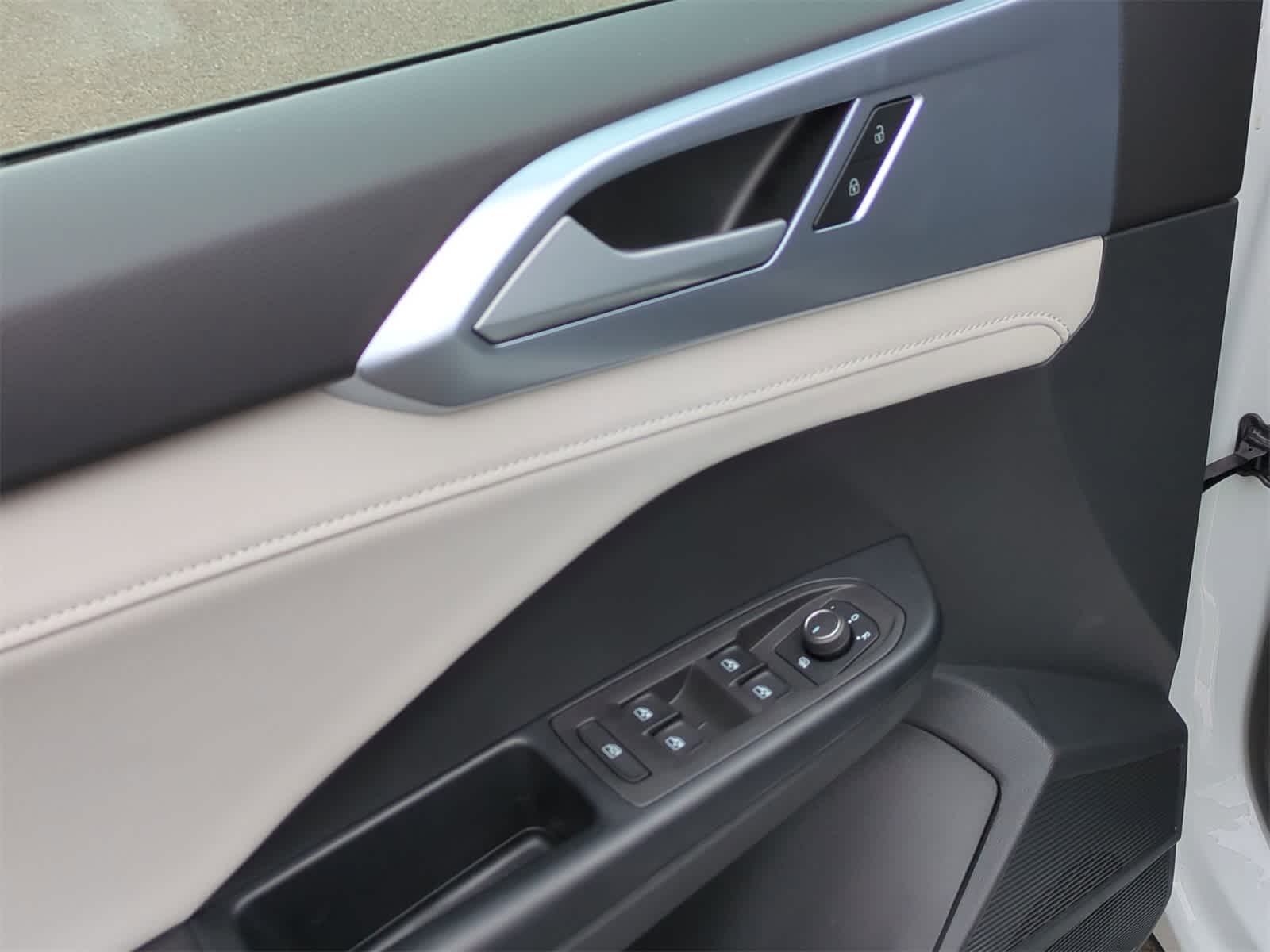 Thumbnail: 2025 Volkswagen Taos - 17