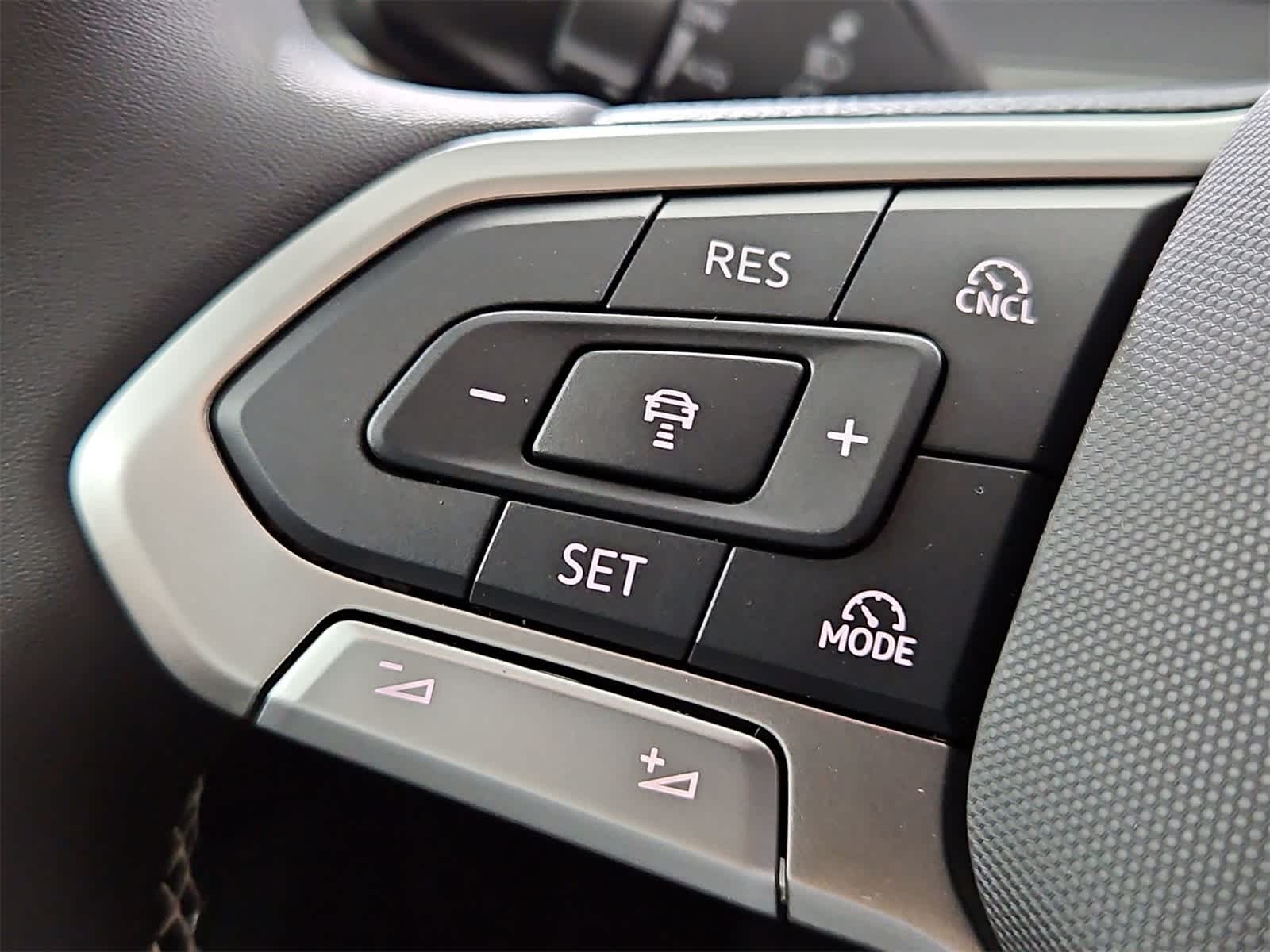 Thumbnail: 2025 Volkswagen Tiguan - 23