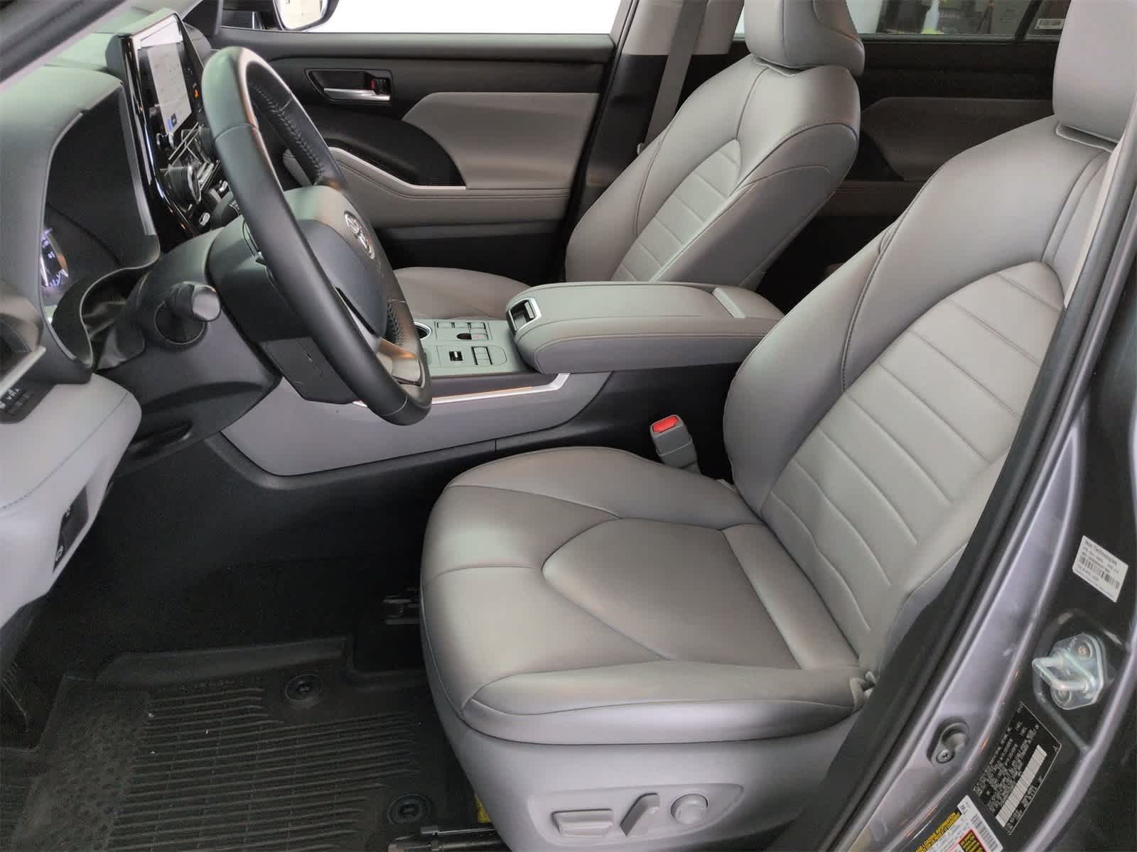 Thumbnail: 2023 Toyota Highlander - 15