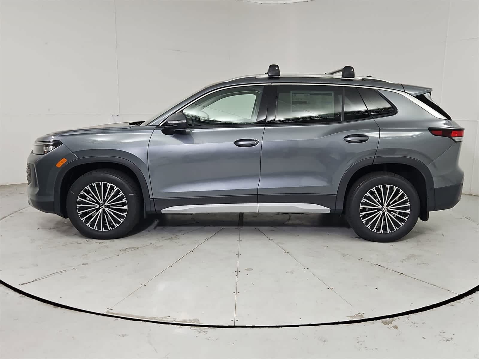 Thumbnail: 2025 Volkswagen Tiguan - 3