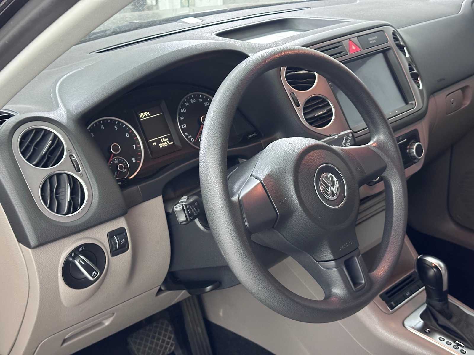 Thumbnail: 2011 Volkswagen Tiguan - 12