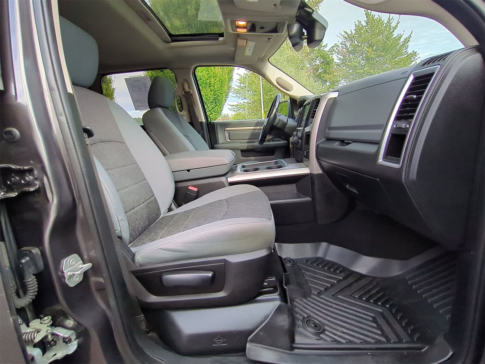 Thumbnail: 2020 RAM 1500 Classic - 21
