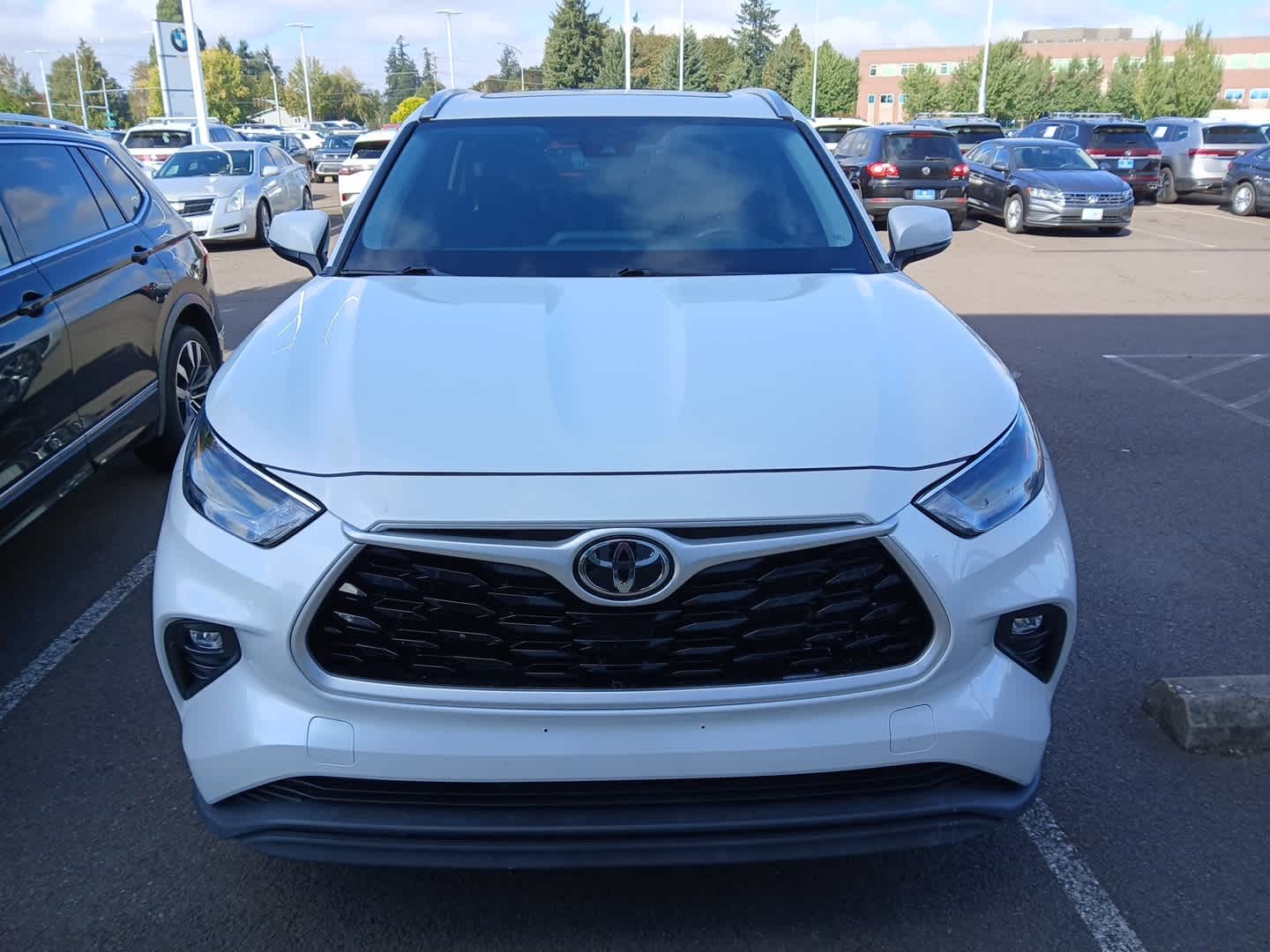 2022 Toyota Highlander XLE photo 2