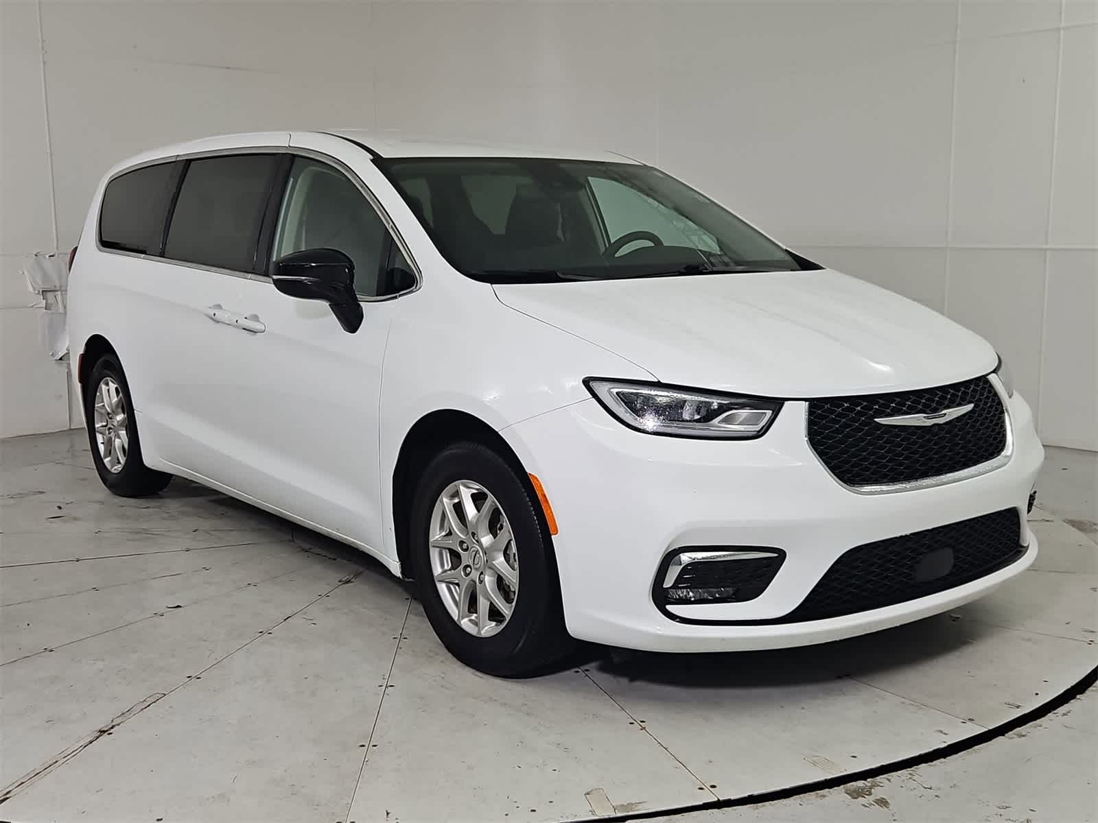 Thumbnail: 2024 Chrysler Pacifica - 8