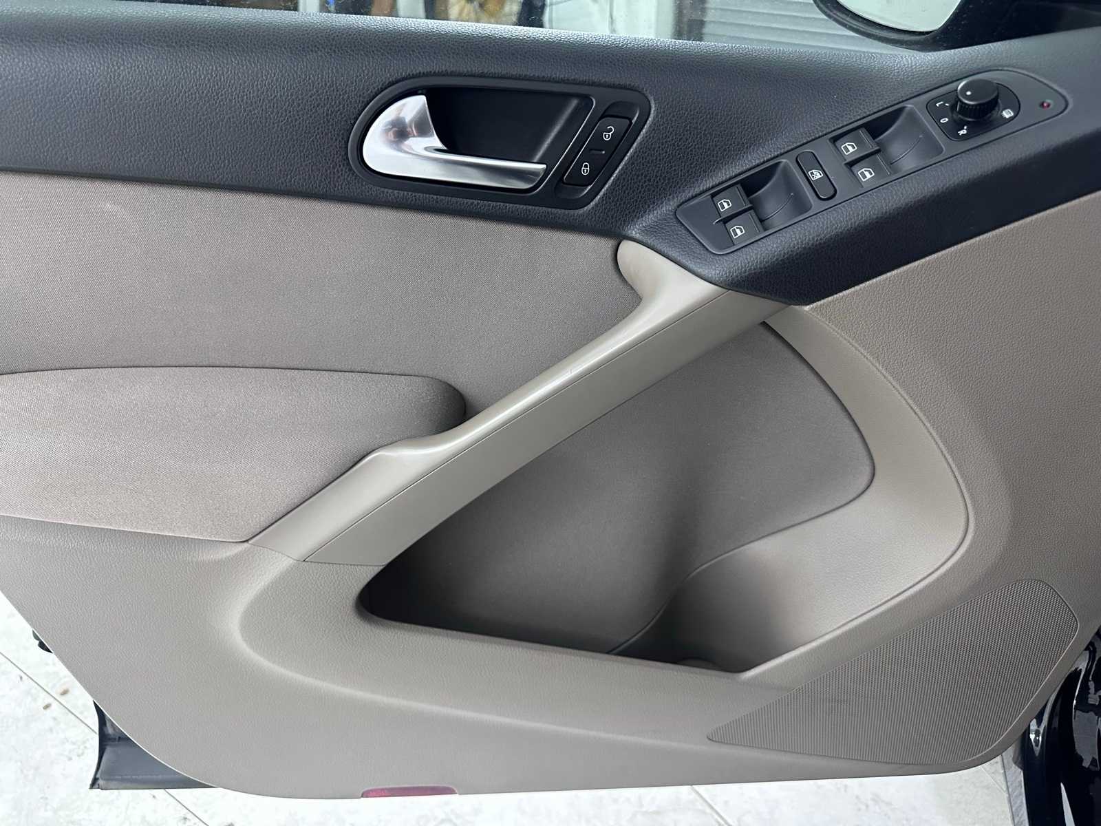 Thumbnail: 2011 Volkswagen Tiguan - 14