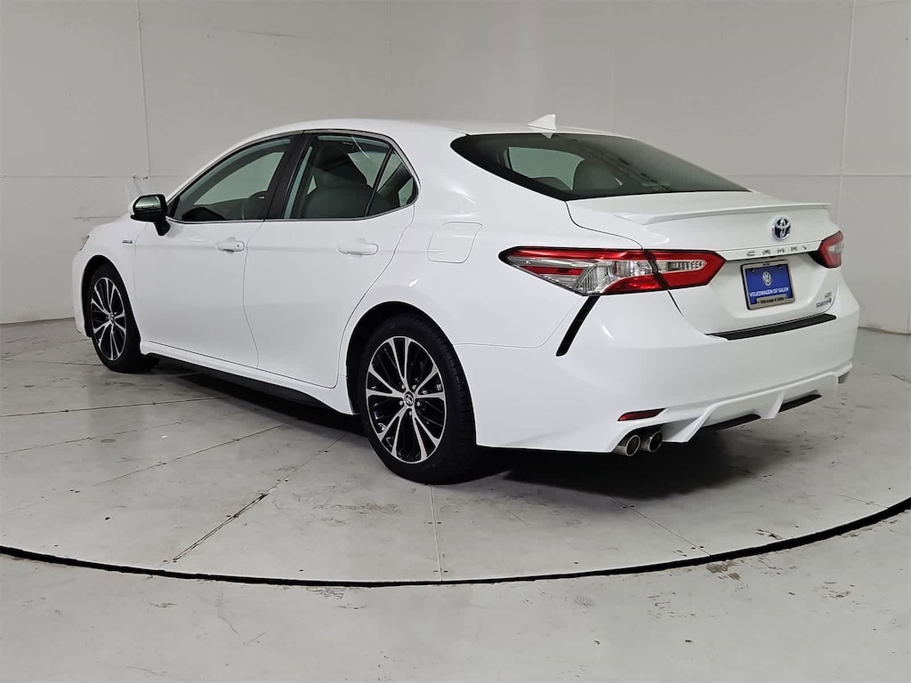 Used 2020 Toyota Camry Hybrid SE Sedan