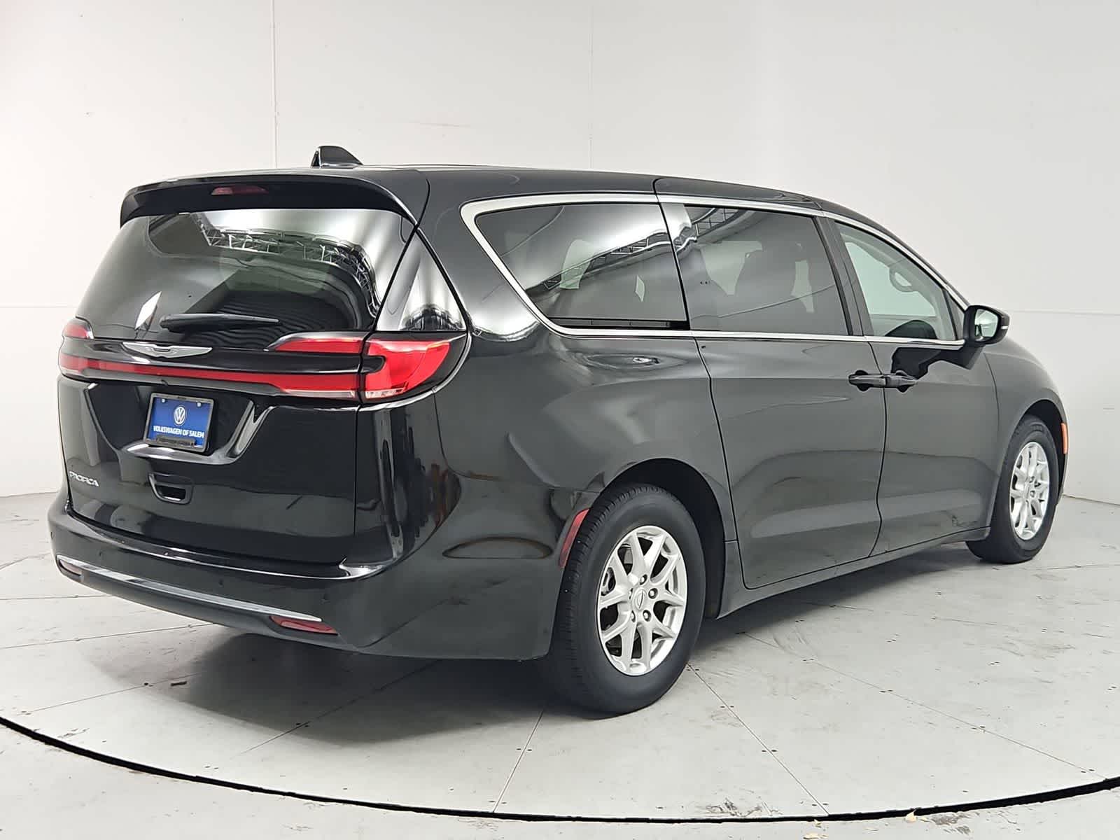 Thumbnail: 2023 Chrysler Pacifica - 6