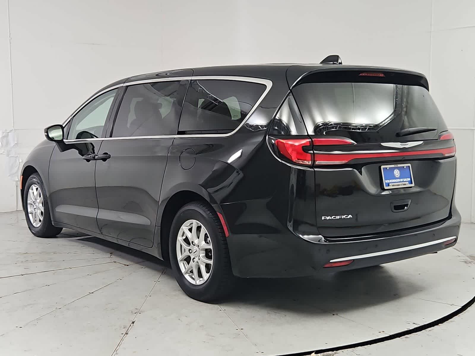 Thumbnail: 2023 Chrysler Pacifica - 4