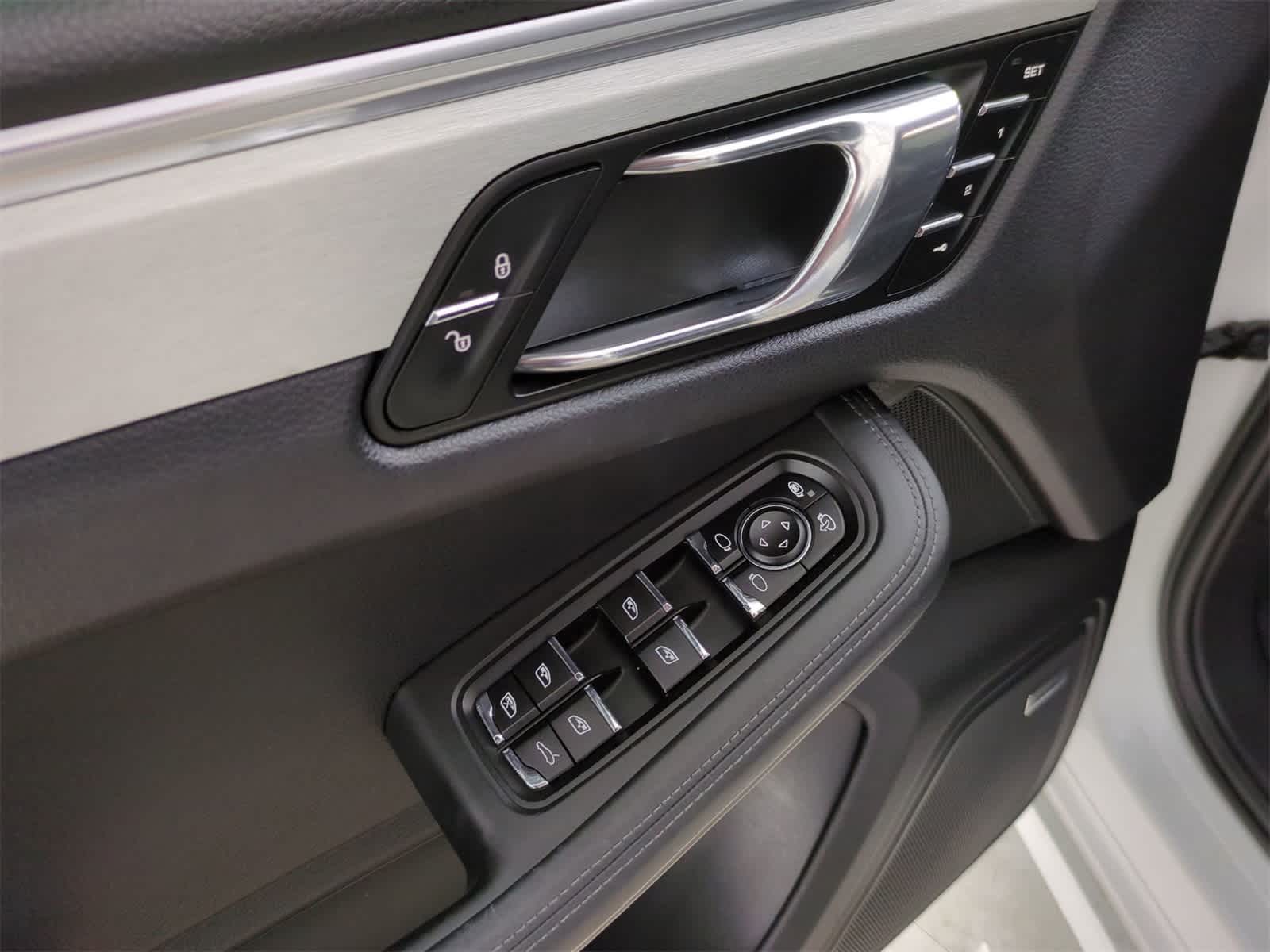 Thumbnail: 2015 Porsche Macan - 17