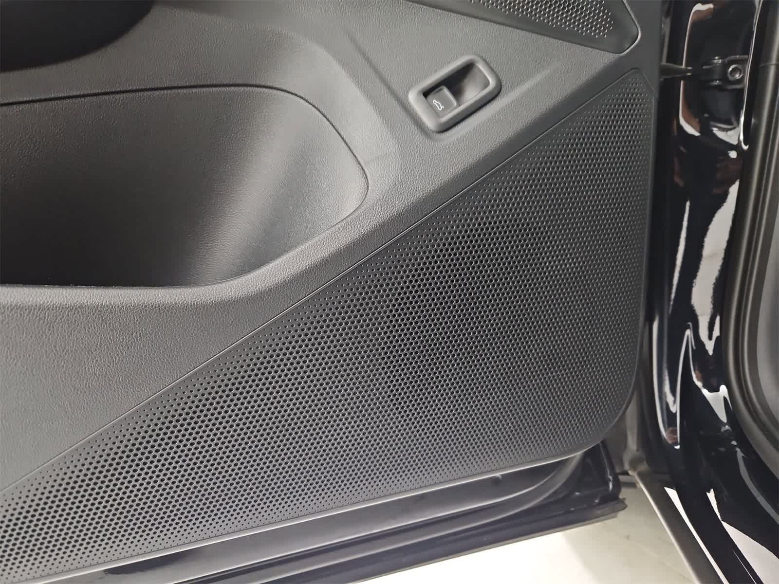 Thumbnail: 2025 Volkswagen Tiguan - 32