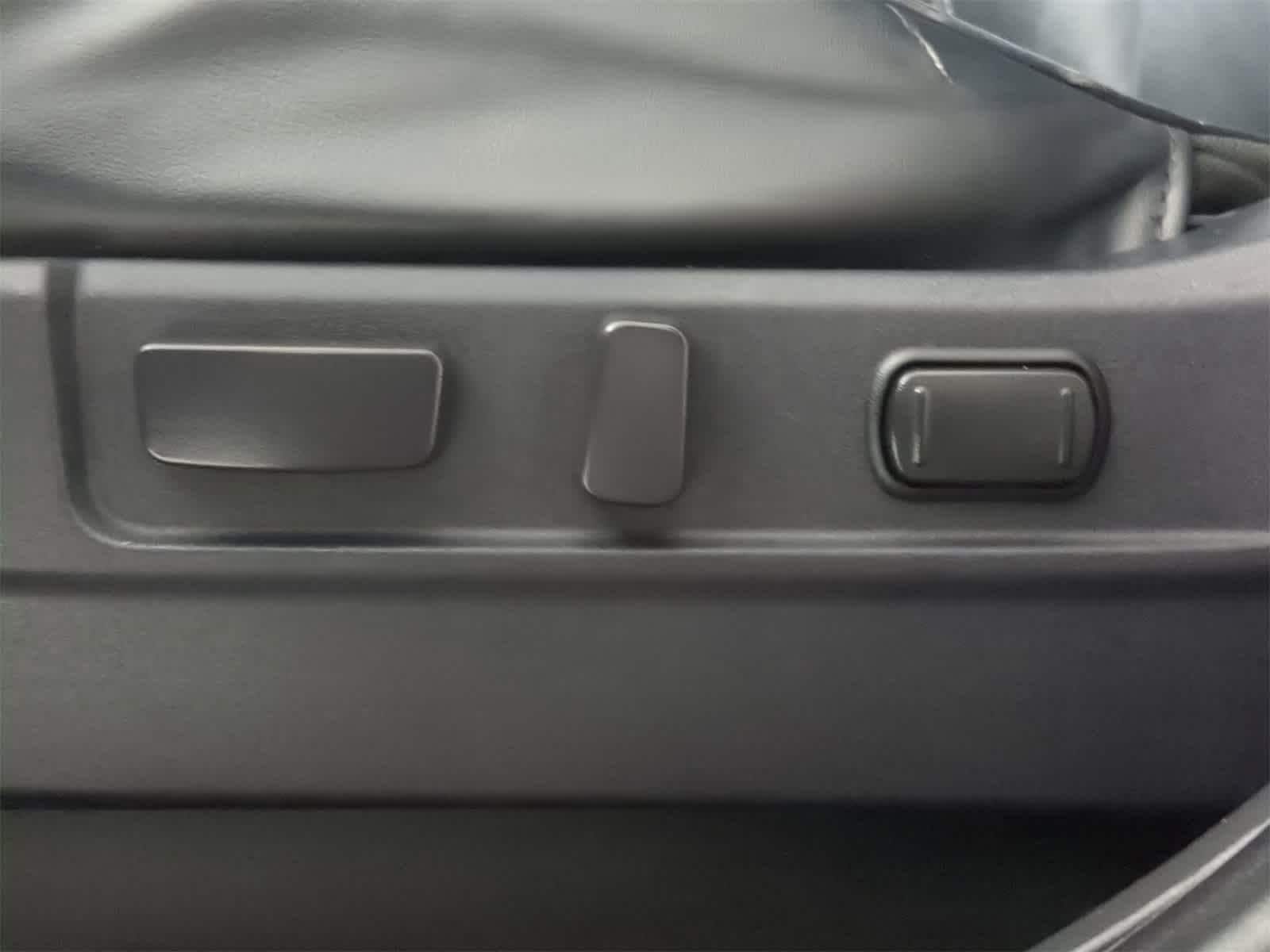 Thumbnail: 2020 Mitsubishi Outlander - 17