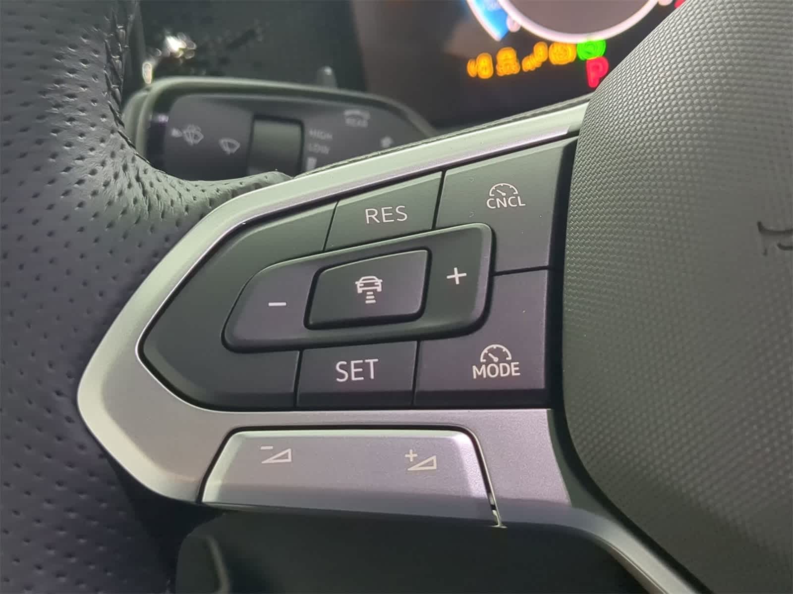 Thumbnail: 2025 Volkswagen Tiguan - 25