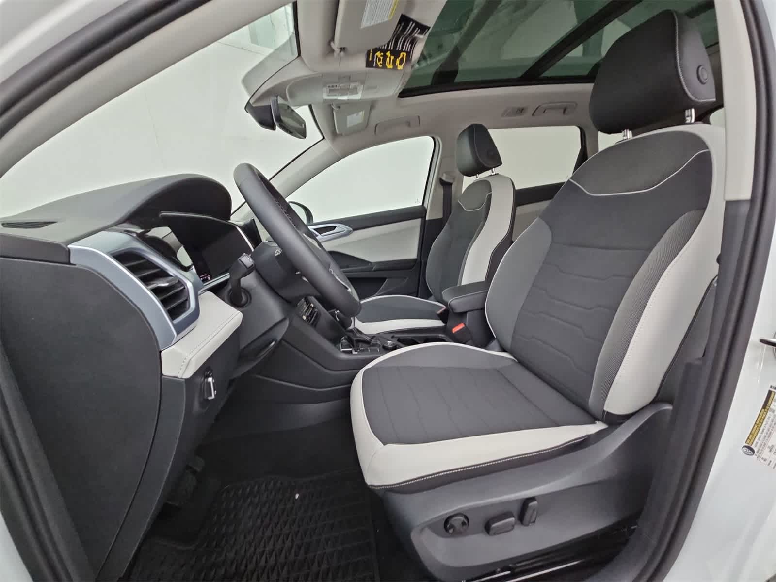 2025 Volkswagen Taos SE 15