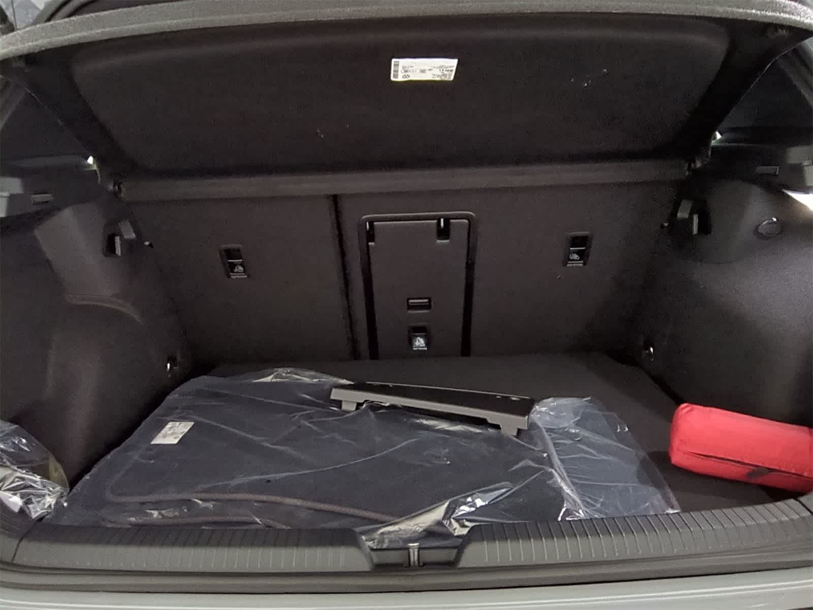 Thumbnail: 2025 Volkswagen Golf - 35