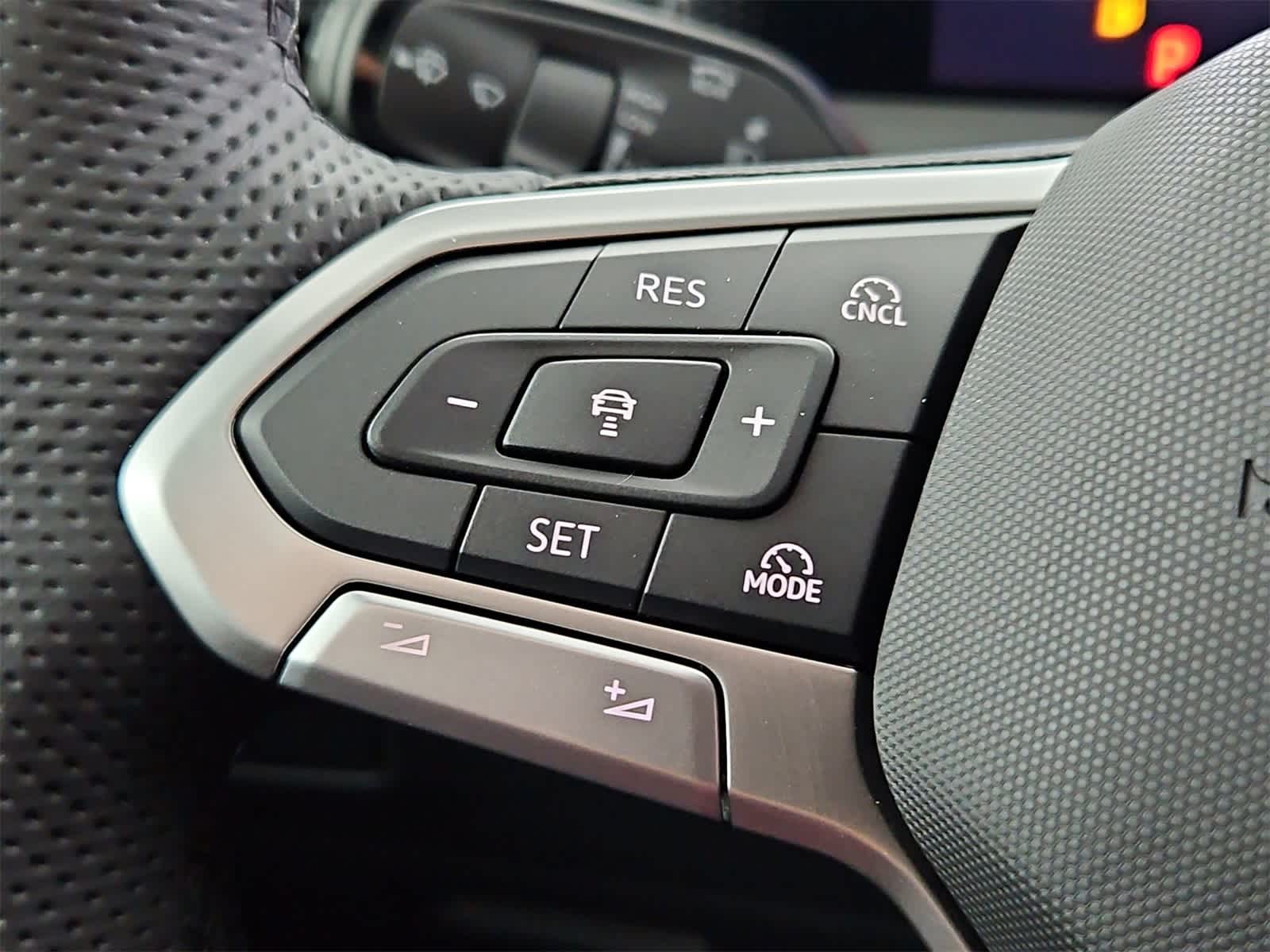 Thumbnail: 2025 Volkswagen Tiguan - 25