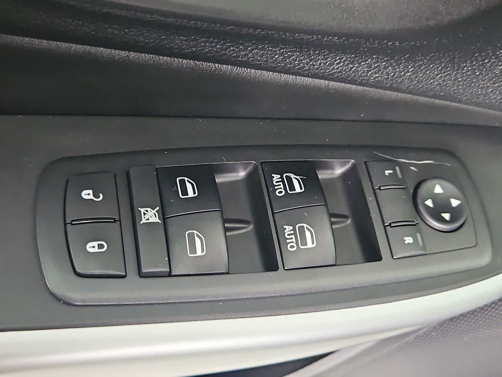 Thumbnail: 2018 Jeep Cherokee - 17