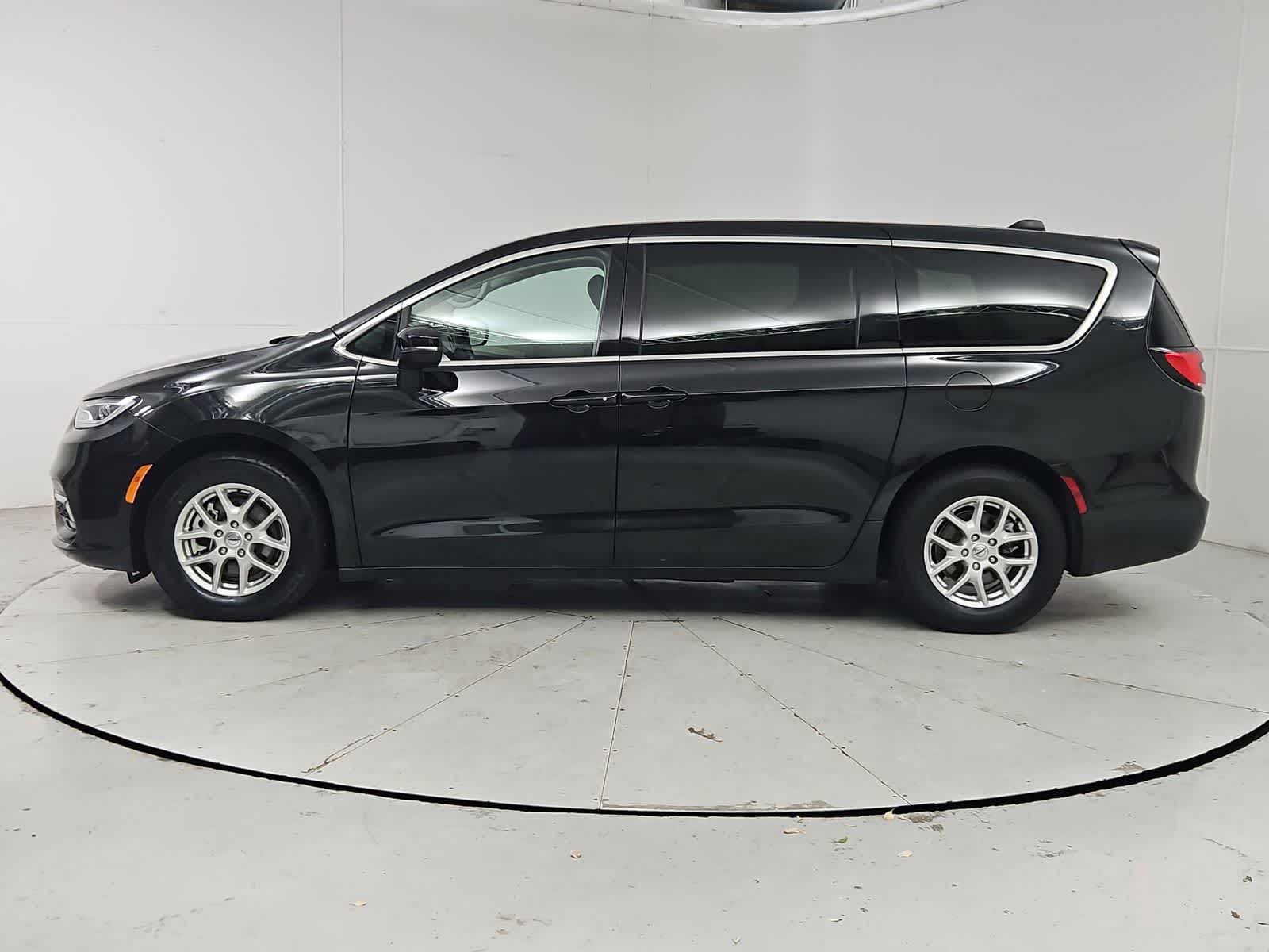 Thumbnail: 2023 Chrysler Pacifica - 3