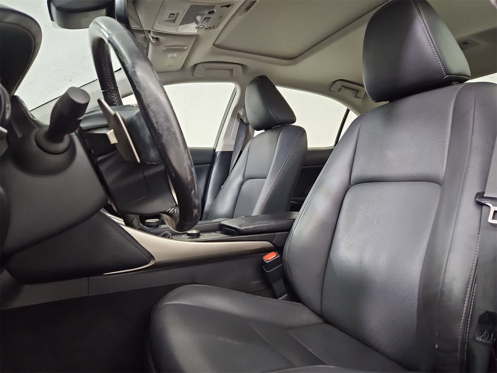 Thumbnail: 2018 Lexus IS - 16