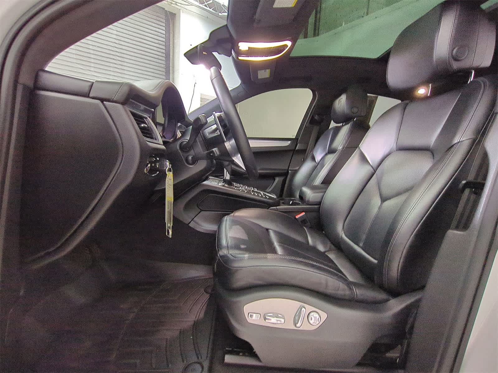 Thumbnail: 2015 Porsche Macan - 16