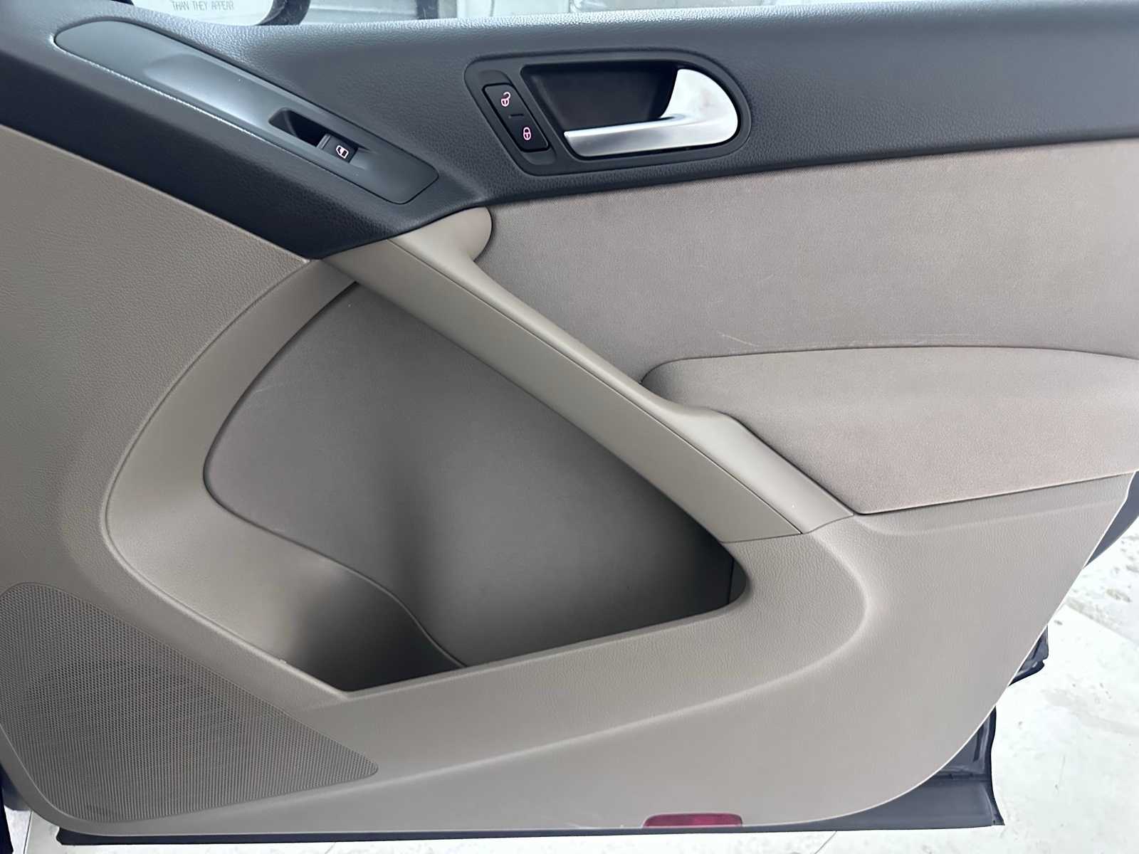 Thumbnail: 2011 Volkswagen Tiguan - 27