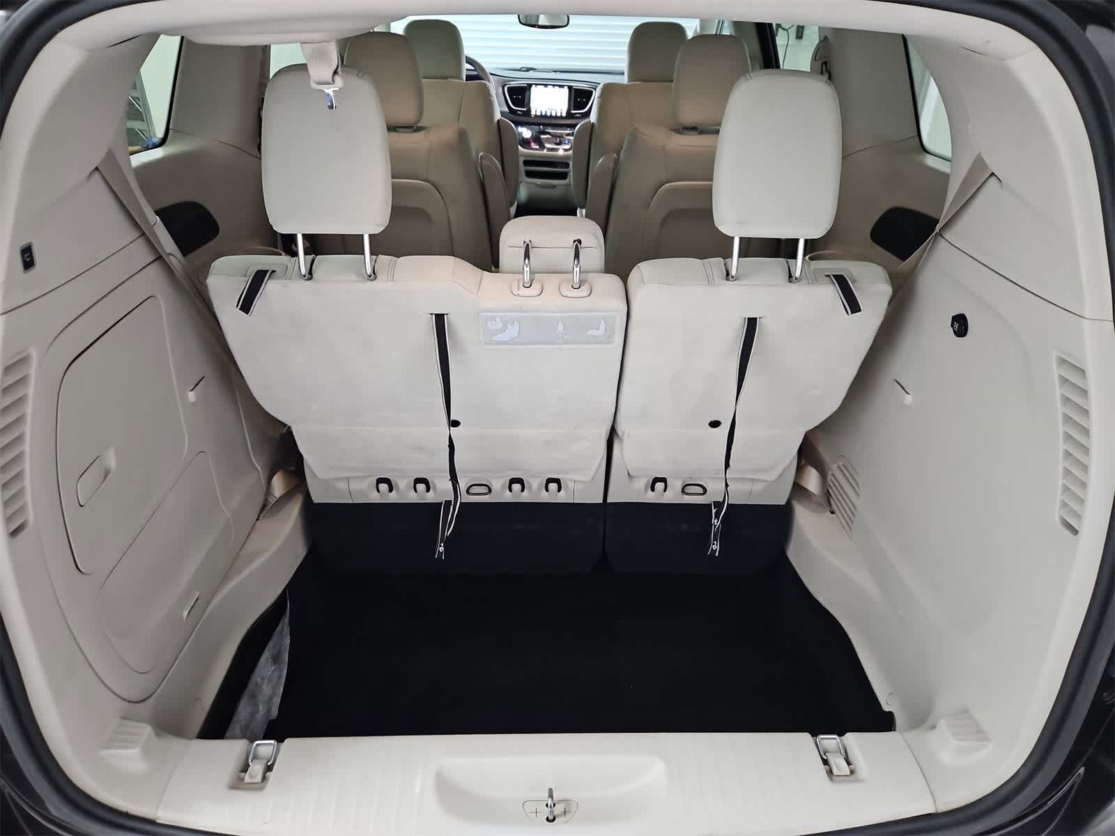 Thumbnail: 2018 Chrysler Pacifica - 34