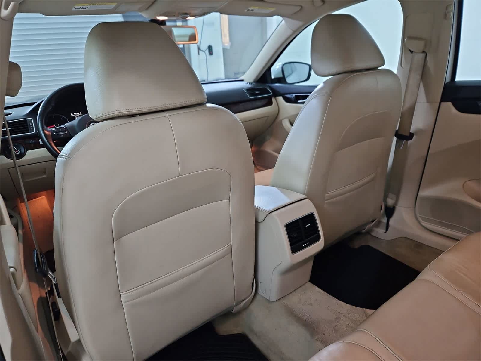 Thumbnail: 2013 Volkswagen Passat - 18